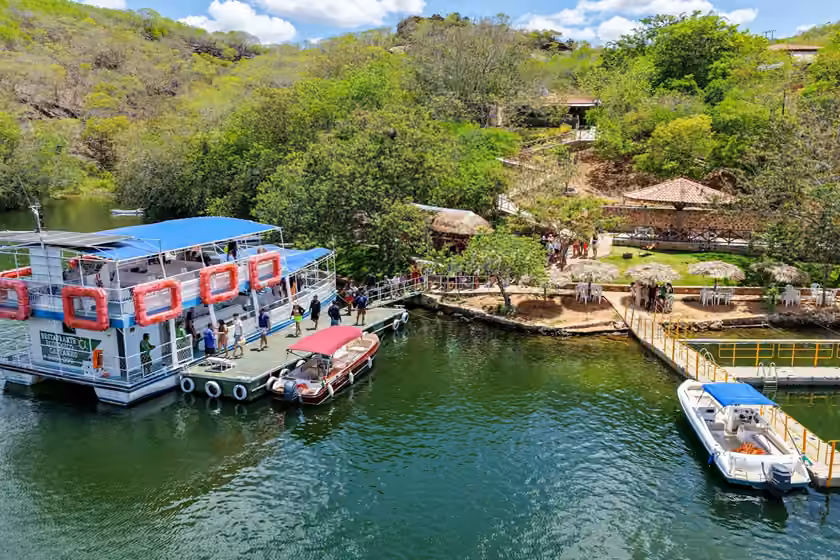 Catamarã e lanchas do Castanho atracados na margem
