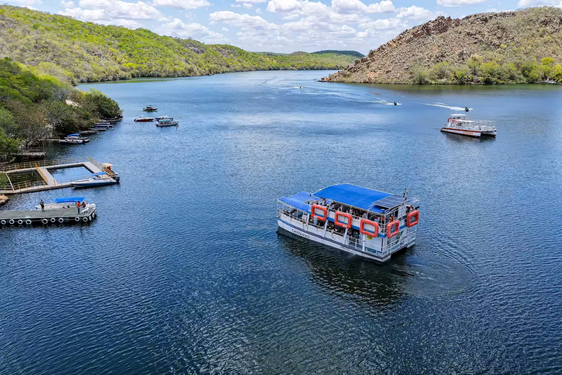 Catamarã do Castanho navegando entre os paredões dos cânions