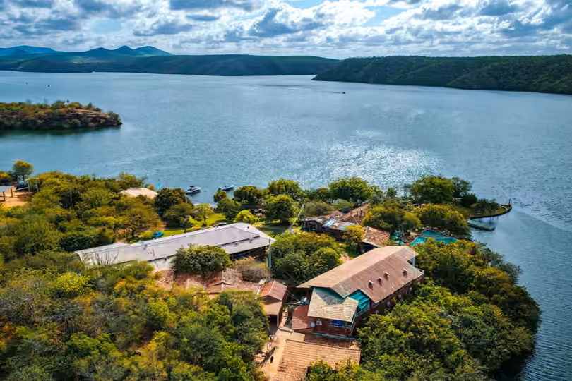 Construções do Castanho entre a caatinga e o rio, vistas do alto