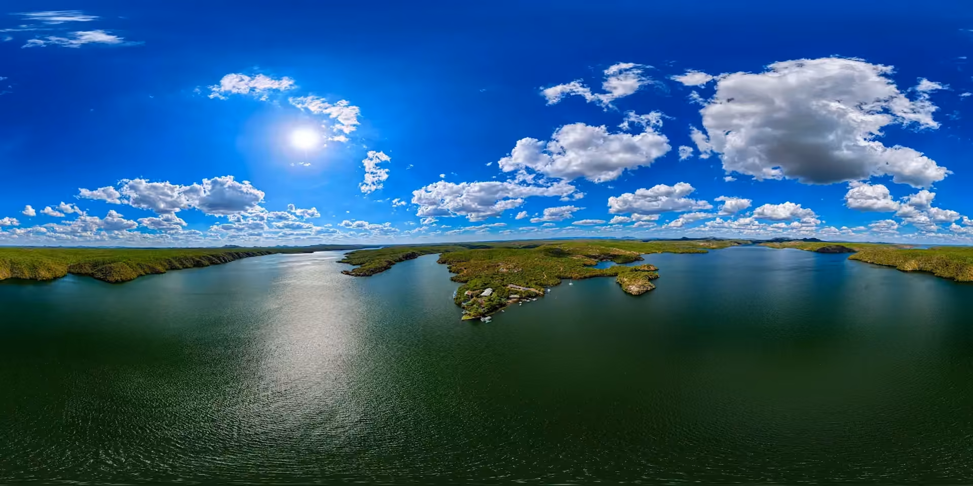 Panorama do Rio São Francisco sob o sol e as nuvens do sertão