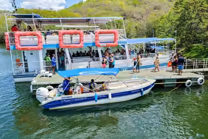 Catamarã e lancha do Castanho atracados, prontos para o passeio