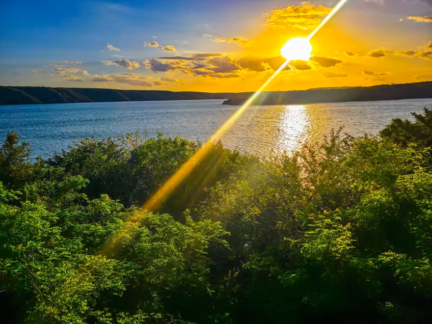 Pôr do sol sobre o Rio São Francisco e a caatinga
