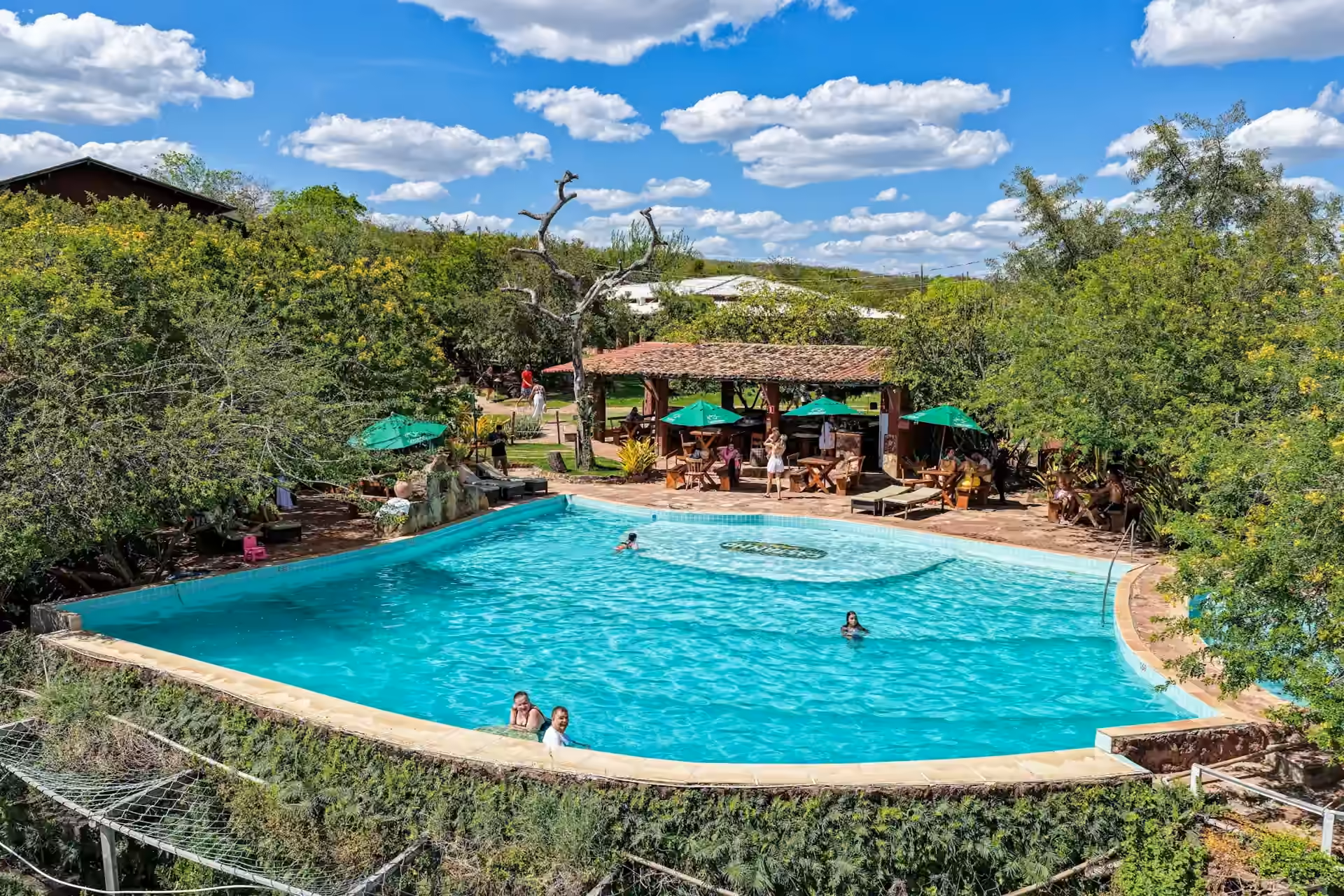 Piscina de borda infinita e o Restaurante Castanho vistos do alto