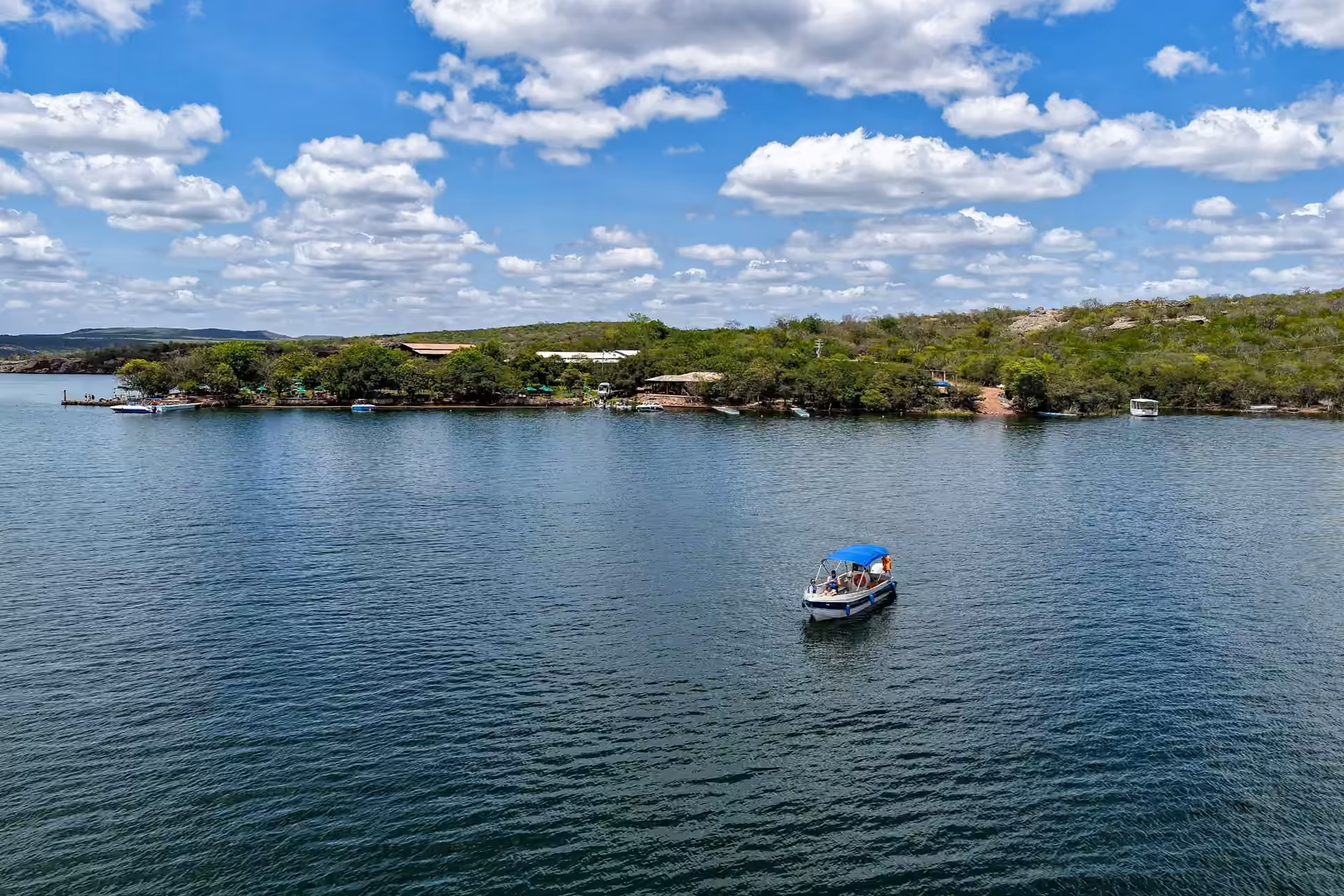 Rio São Francisco calmo sob o céu azul do sertão