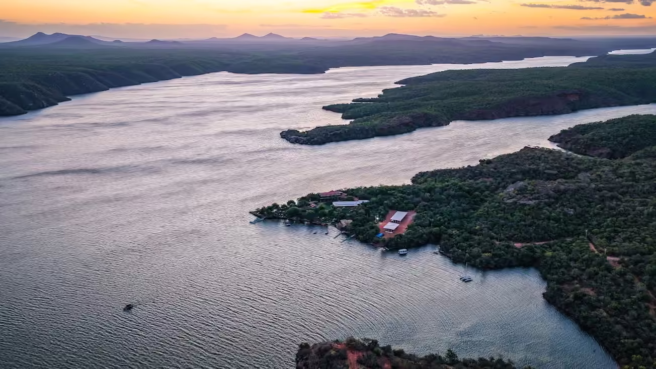 Pôr do sol sobre o rio e o Complexo Castanho