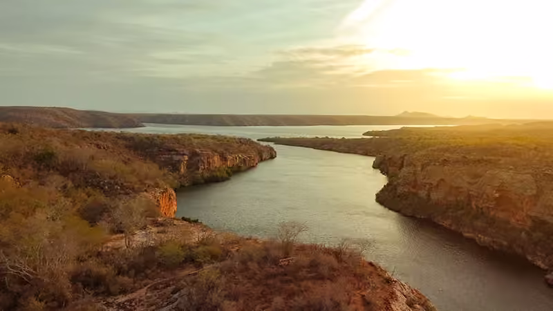 Luz do fim de tarde sobre os cânions e o Rio São Francisco