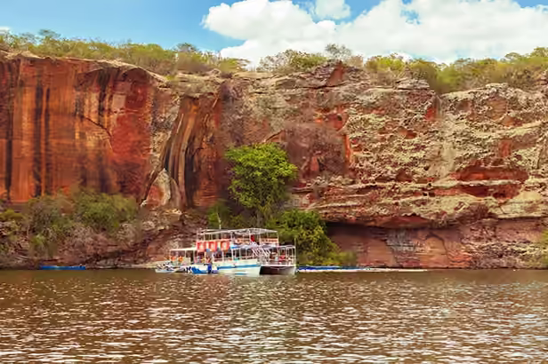 Catamarã do Castanho junto às formações rochosas dos cânions