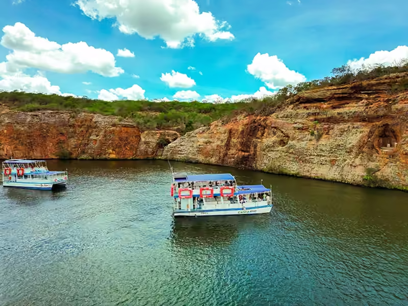 Catamarã do Castanho com passageiros, atracado junto à margem