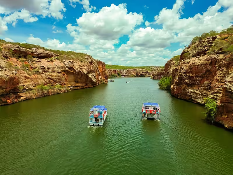 Catamarãs Castanho navegando entre os paredões dos Cânions do São Francisco