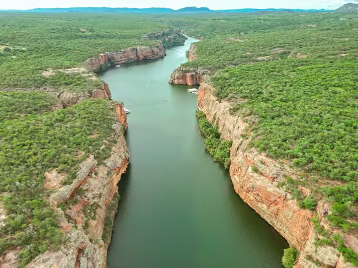 Vista aérea dos paredões e das águas dos Cânions do São Francisco