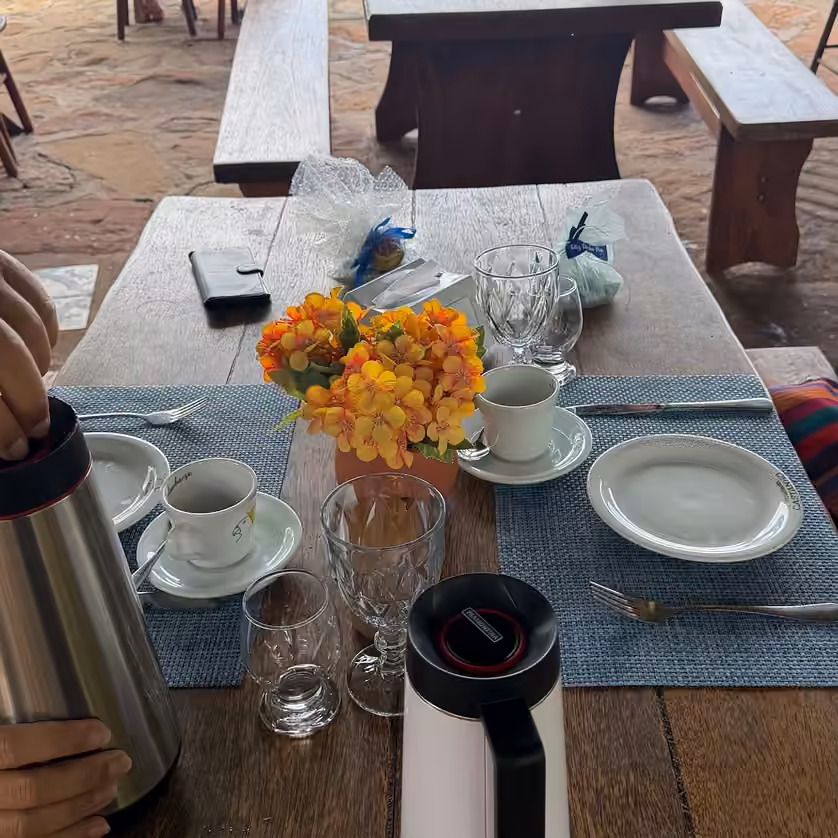 Fotografia de uma viajante publicada no TripAdvisor: mesa de café da manhã no Castanho